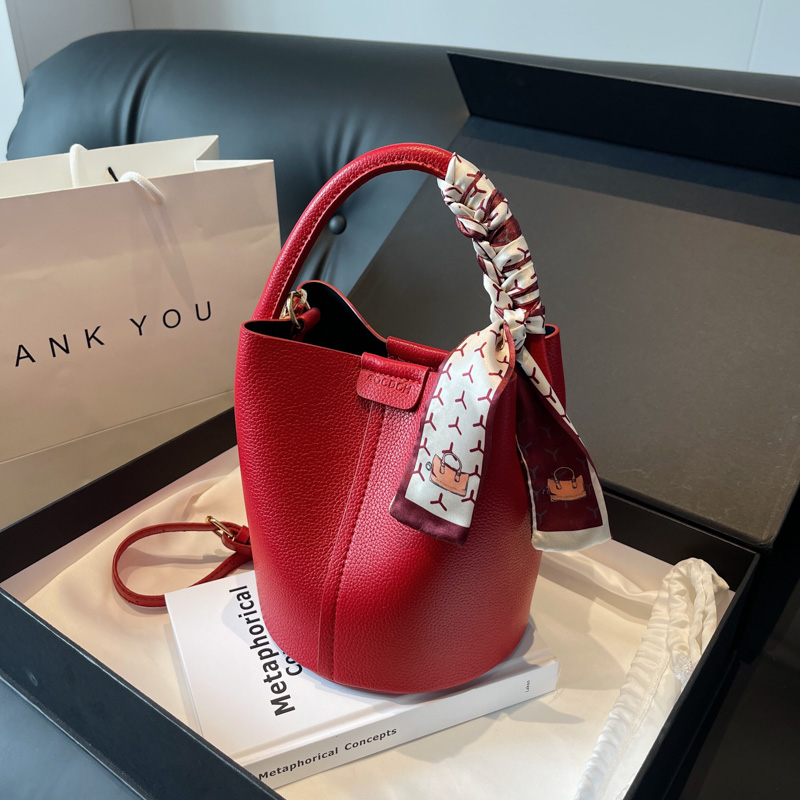 Luxury Bags For Sale - กระเป๋าสะพายไหล่และกระเป๋าสะพายข้าง PU สีแดงความรู้สึกสีดําของกระเป๋าสองวัตถุประสงค์หรูหราสําหรับผู้หญิง 2024 แฟชั่นอเนกประสงค์ลดราคา