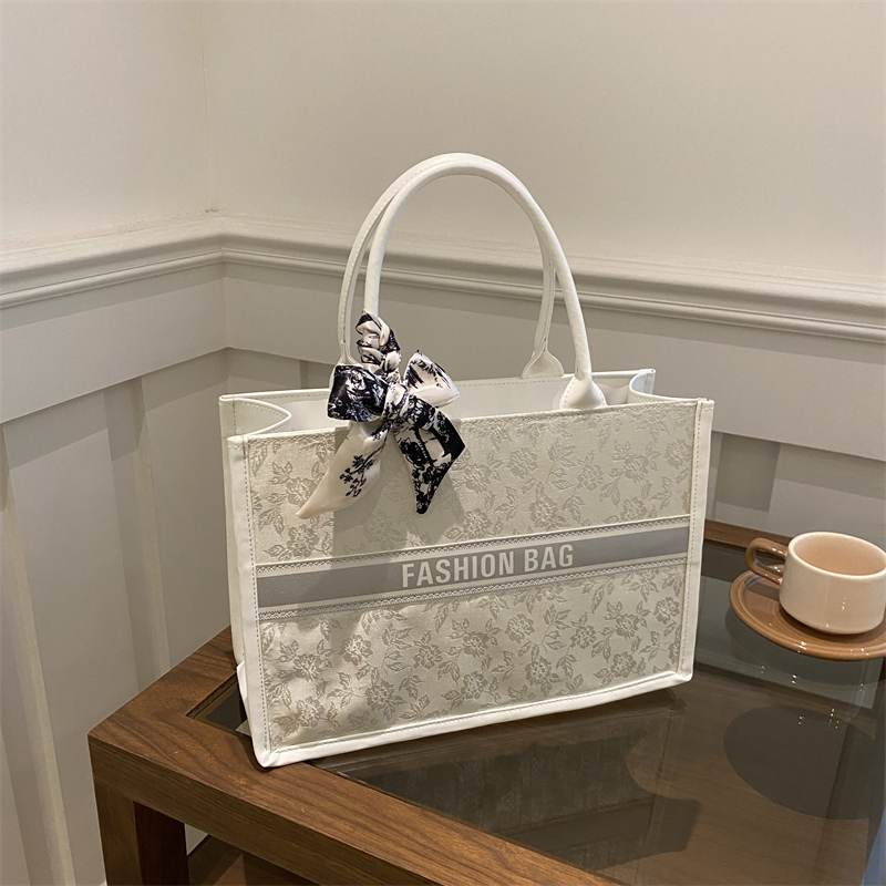 Luxury Bags Reseller - กระเป๋าโท้ทผู้หญิงสุดหรู ดีไซน์ลายปักดอกไม้ หนัง PU พร้อมผ้าพันคอ สำหรับเดินทางและช้อปปิ้ง