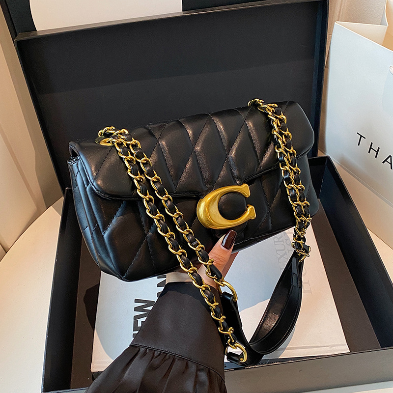 Luxury Bags On Sale - กระเป๋าสะพายไหล่หนังควิลท์สำหรับผู้หญิง กระเป๋าสะพายข้างหรูหราพร้อมโลโก้ C สายโซ่สีทอง กระเป๋าถือขนาดเล็กแบบฝาปิด ดีไซน์เนอร์
