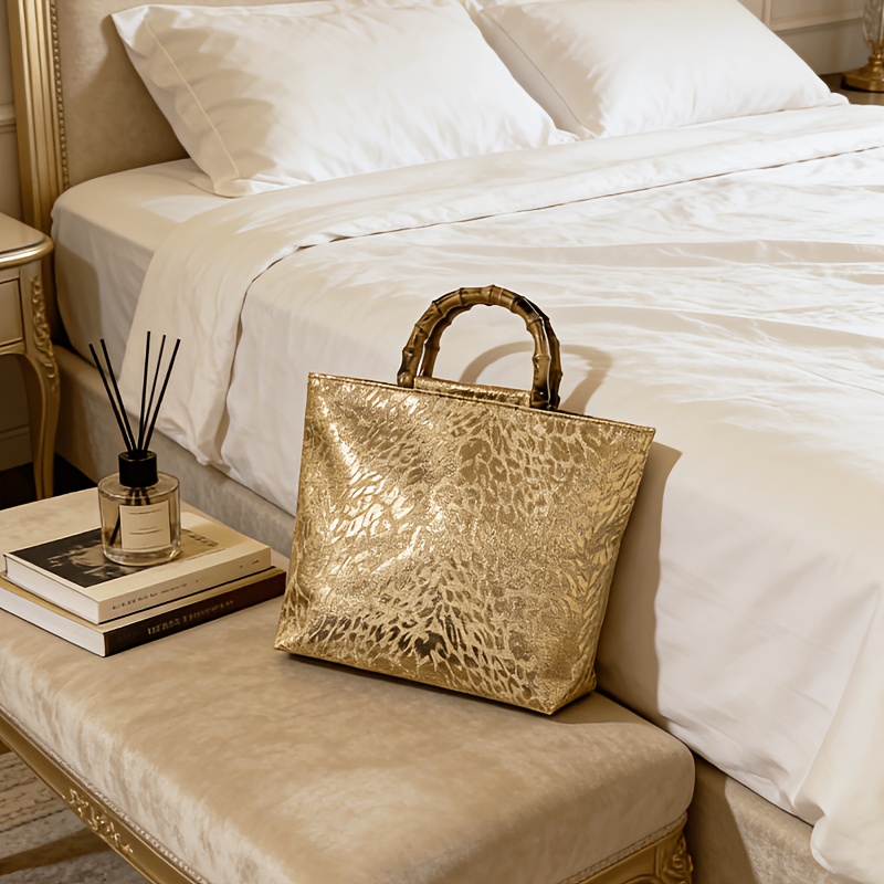 Luxury Bags Reseller - กระเป๋าโท้ทลายใบไม้สีทองเมทัลลิกสุดหรูสำหรับผู้หญิง หูหิ้วลายไม้ไผ่เทียม กระเป๋าถือขนาดใหญ่จุของได้เยอะ