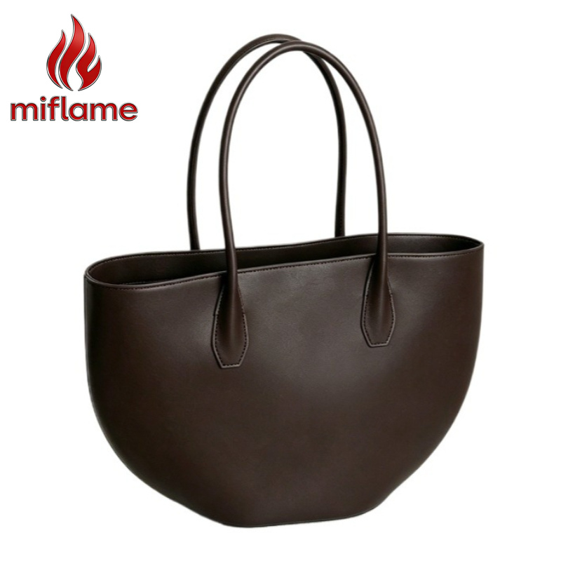 Structured Handbag Top Handle - กระเป๋าสะพายไหล่ผู้หญิง ทรงครึ่งวงกลม หนังแท้ ดีไซน์หรูหรา จุของได้เยอะ เหมาะสำหรับพกพาไปทำงานหรือใช้ในชีวิตประจำวัน