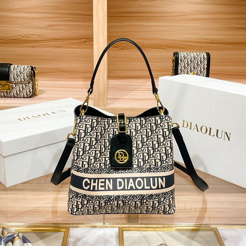 Luxury Bags For Sale - กระเป๋าถือสะพายไหล่ทรงคลาสสิกยอดนิยมสำหรับสุภาพสตรี ดีไซน์หรูหราจากนักออกแบบชื่อดัง ผลิตจากหนังคุณภาพสูง สวยสง่า ทันสมัย