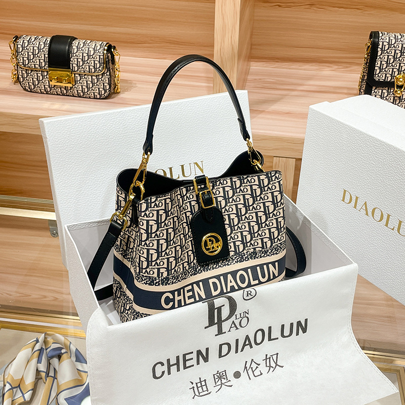 กระเป๋าถือสะพายไหล่ทรงคลาสสิกย - Luxury Bags For Sale บทวิจารณ์และราคา